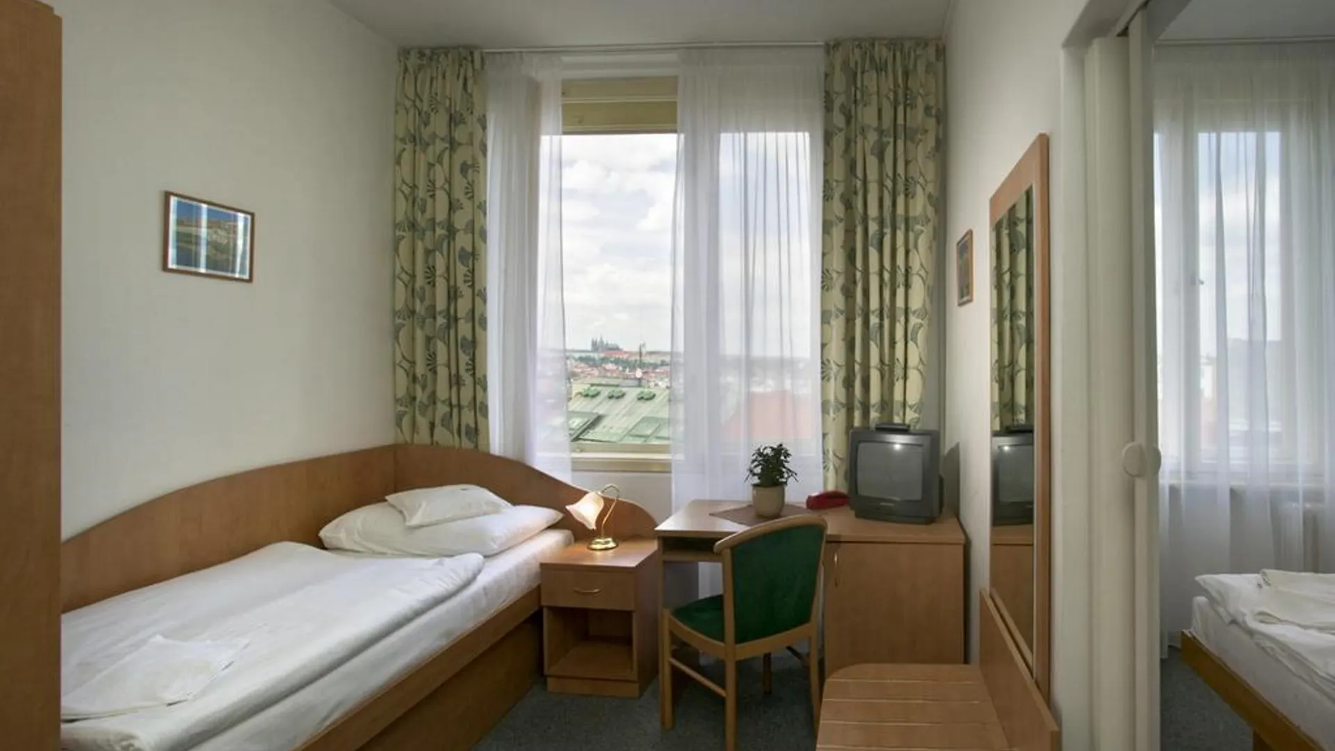 פראג Hotel Legie