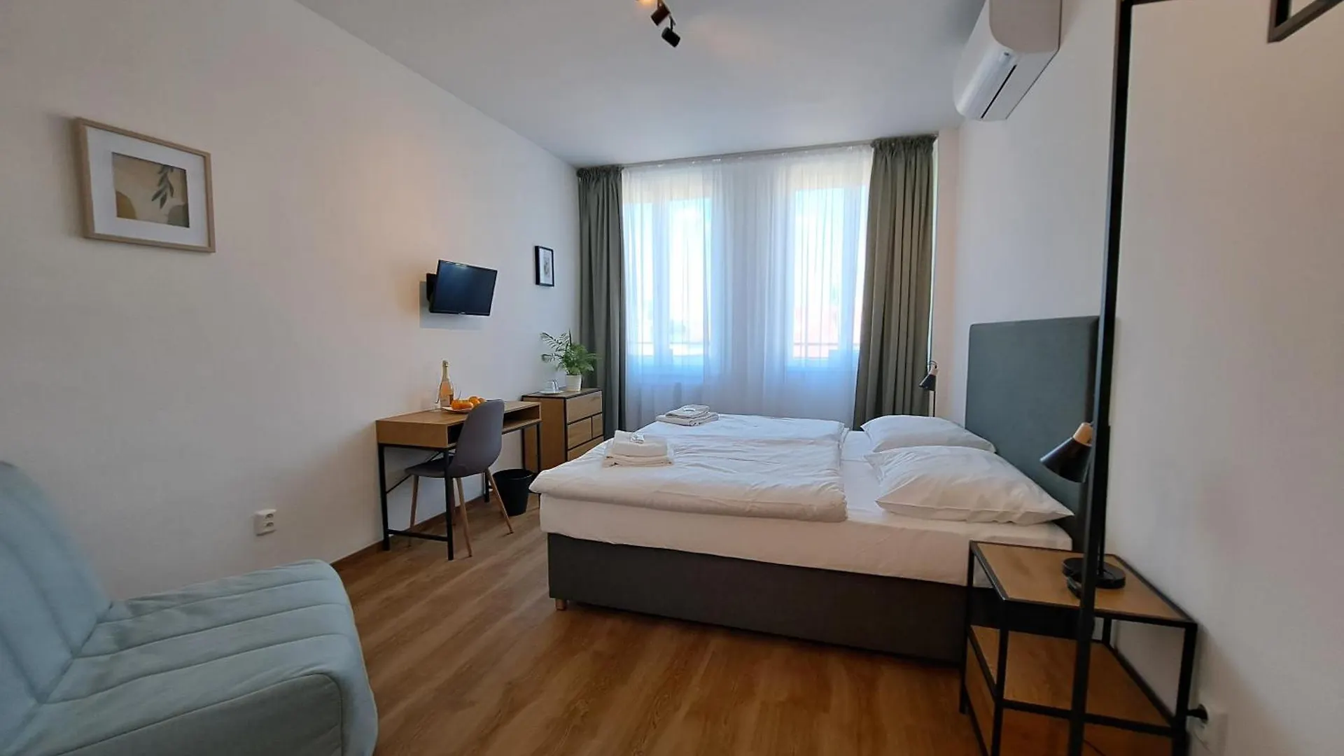 פראג Hotel Legie