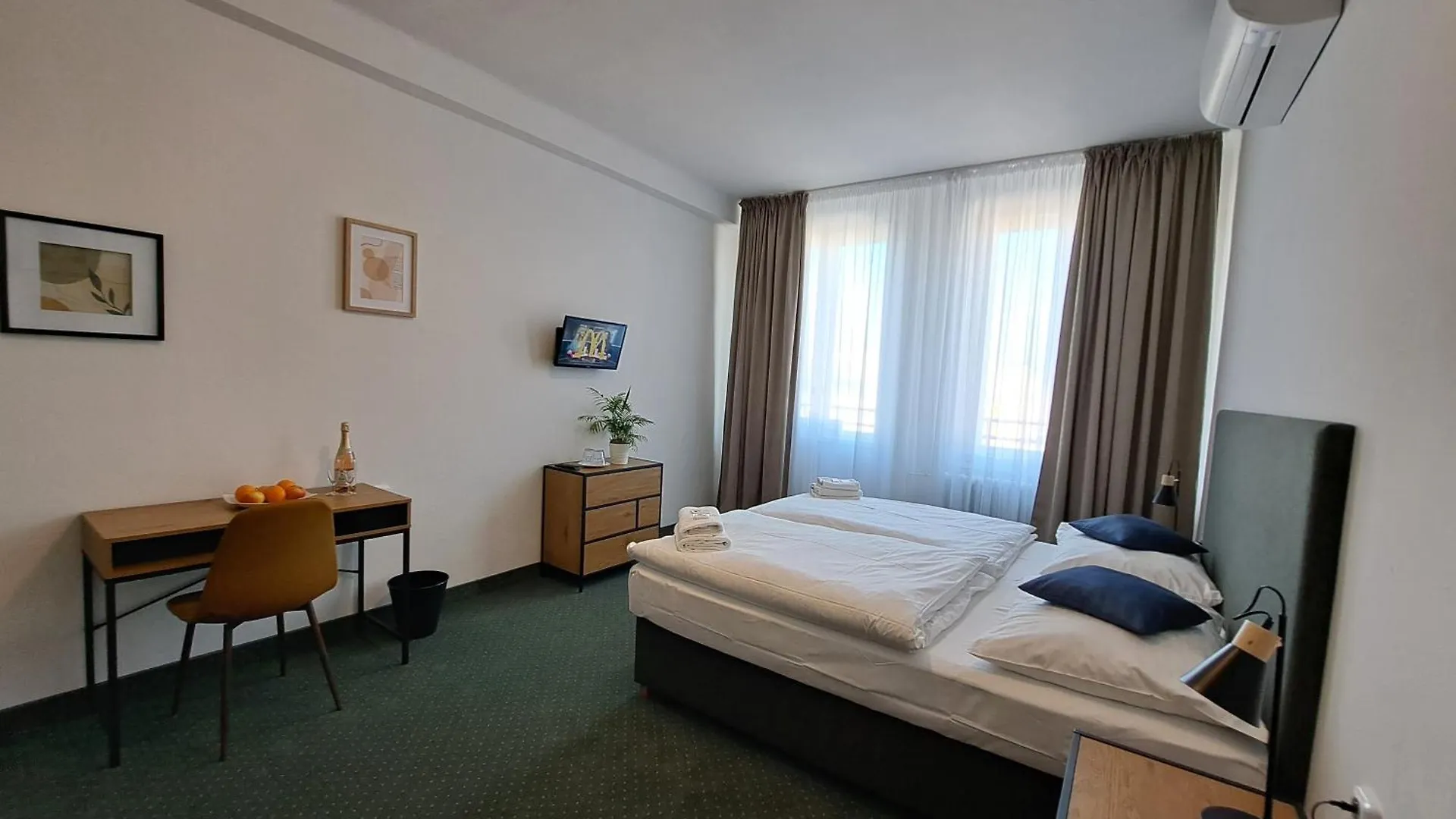 פראג Hotel Legie