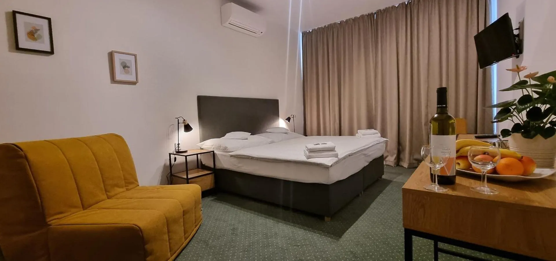 פראג Hotel Legie